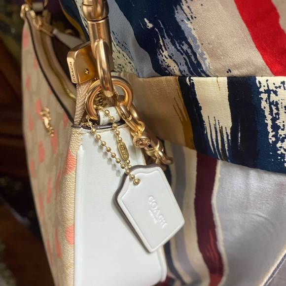 Coach Teri with heart print gold pink hearts cream clutch crossbody small bag - Picture 2 of 10